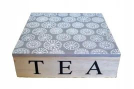 drewniane-pudelko-na-herbate-z-szaro-bialym-topem