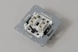 mechanizm-przelacznika-podtynkowy-stabilny