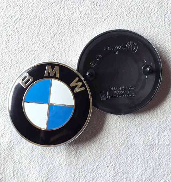 emblemat-bmw-82mm-na-maske-klape-bmw-e36-e60-e61-e90-e91-e92-waga-z-opakowaniem-0-1-kg