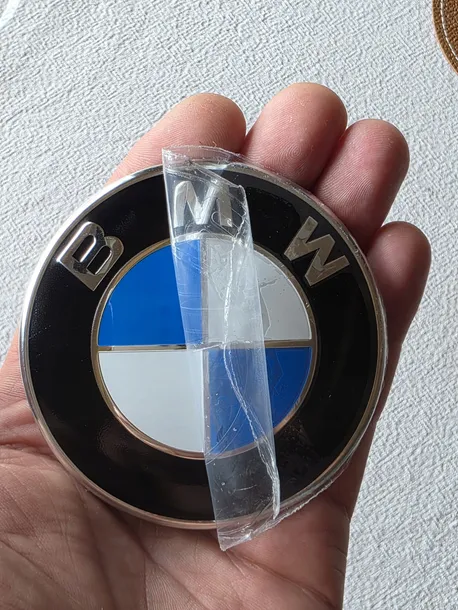 bmw-emblemat-e34-e36-e39-e46-e60-e90-f10-f30-74mm-na-klape-tyl-niebieski-srednica-8-2-cm