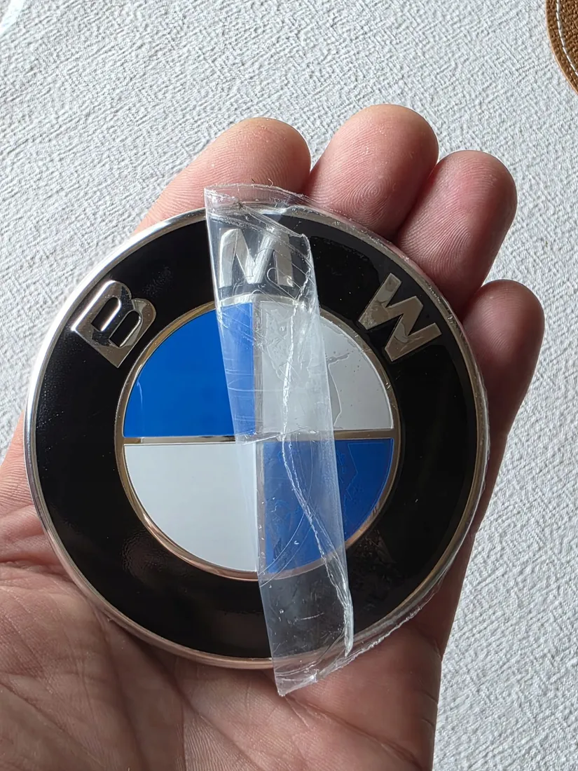 bmw-emblemat-e34-e36-e39-e46-e60-e90-f10-f30-74mm-na-klape-tyl-niebieski-stan-nowy