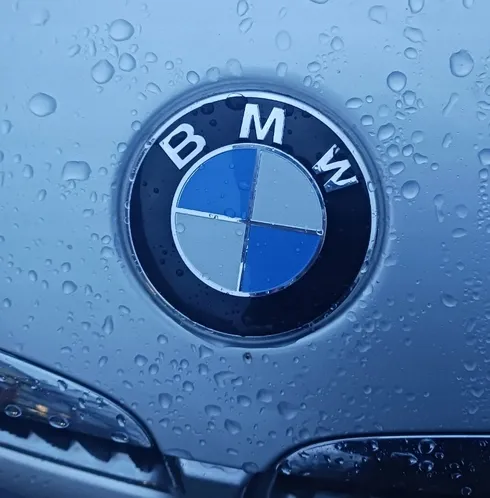 bmw-emblemat-e34-e36-e39-e46-e60-e90-f10-f30-74mm-na-klape-tyl-niebieski-stan-nowy