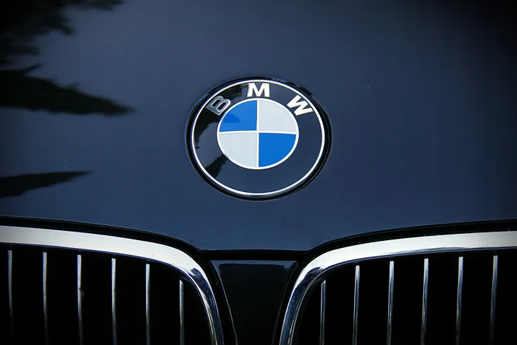bmw-emblemat-e34-e36-e39-e46-e60-e90-f10-f30-74mm-na-klape-tyl-niebieski-stan-nowy-numer-katalogowy-czesci-b4622a
