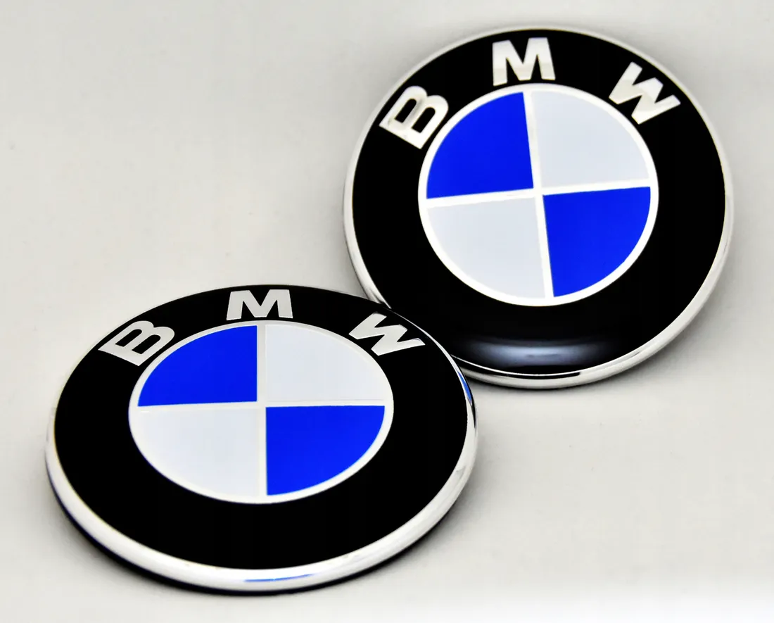 emblemat-bmw-82mm-na-maske-klape-znaczek-logo-e60-e61-e90-e91-e92-stan-nowy