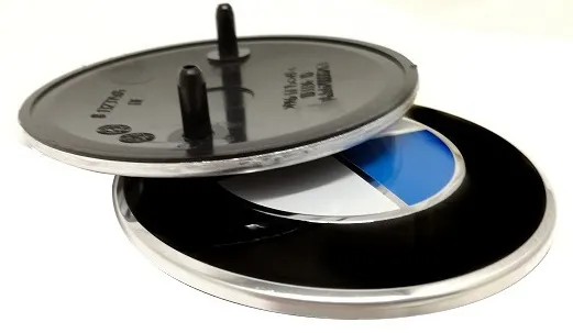 emblemat-bmw-82mm-na-maske-klape-znaczek-logo-e60-e61-e90-e91-e92-numer-katalogowy-czesci-8-132375