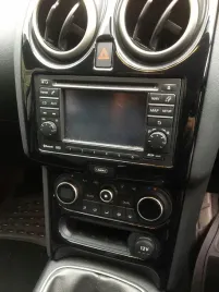 nissan-qashqai-kamera-360-okleiny-kokpitu-dekory-panel-carbon-folia-alu