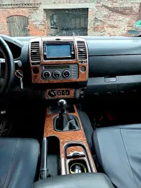 nissan-navara-d40-dekoracja-kokpitu-okleiny-drzewo-panel-deska-folia-alu