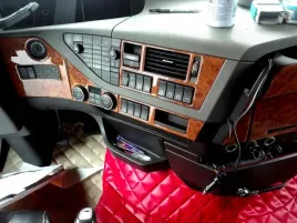 volvo-fh-euro-6-okleiny-kokpitu-drewno-dekoracja-panel-deska-alu-folia-3d