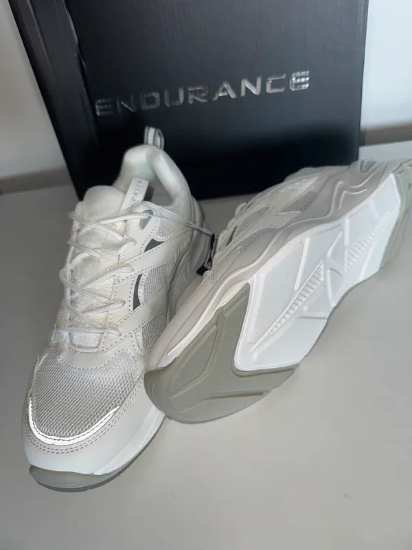 endurance-sneakersy