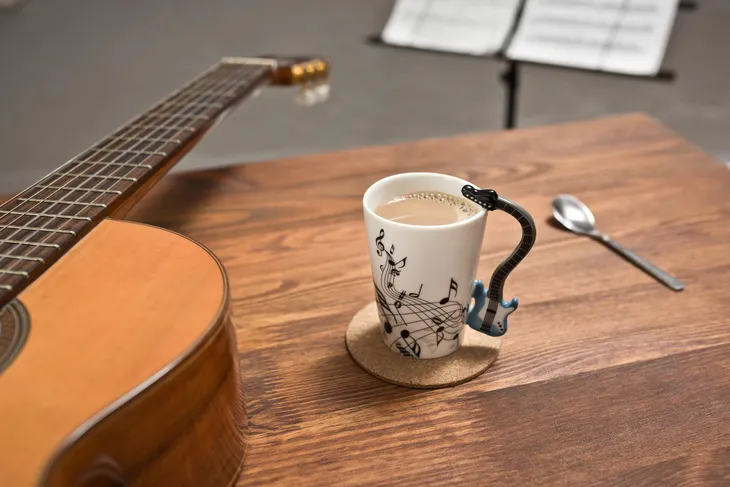 kubek-muzyka-gitara-niebieska
