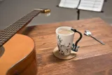 kubek-muzyka-gitara-niebieska