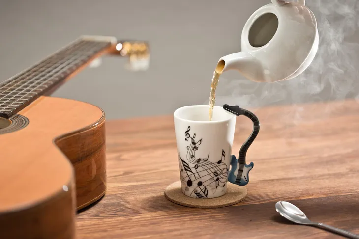 kubek-muzyka-gitara-niebieska