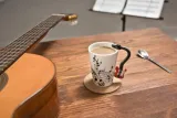 kubek-muzyka-gitara-czerwona