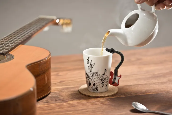 kubek-muzyka-gitara-czerwona