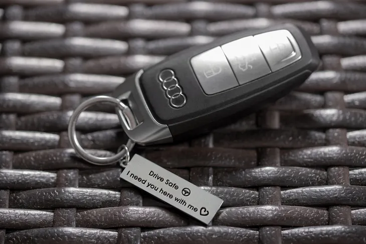 brelok-z-tabliczka-drive-safe