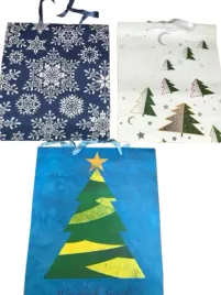 swiateczna-torebka-papierowa-na-prezenty-l-32x26cm-mix-wzorow-i-kolorow