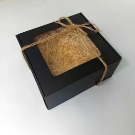 czarne-pudelko-prezentowe-z-okienkiem-20x20x10-cm-wypelniacz-60g-sznurek