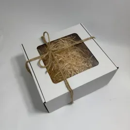 biale-pudelko-prezentowe-z-okienkiem-20x20x10-cm-wypelniacz-60g-sznurek