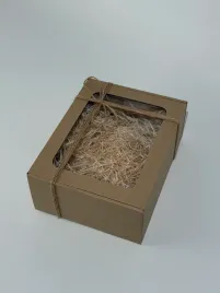 pudelko-prezentowe-z-okienkiem-25x20x10-cm-wypelniacz-35g-sznurek