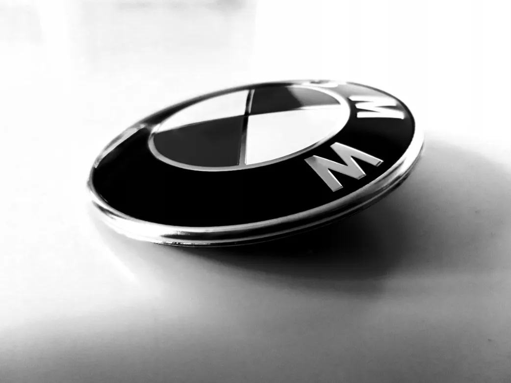 emblemat-bmw-82-mm-znaczek-e87-e81-e46-e60-e61-e90-e91-e36-x1-e84-x3-e83-x5