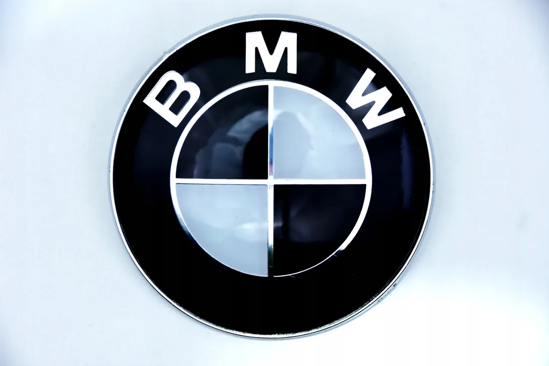 emblemat-znaczek-bmw-82-mm-e87-e81-e46-e60-e61-e90-e91-e36-x1-e84-x3-e83-x5