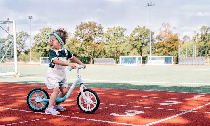 lionelo-alex-rowerek-biegowy-bubblegum-marka-lionelo