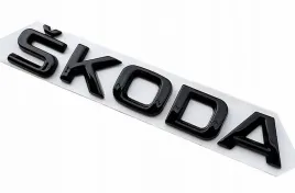 emblemat-z-szablonem-znaczek-logo-litery-napis-skoda-na-tyl-czarny-polysk
