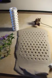 walek-do-gliny-z-wzorem-kropek-wkleslych