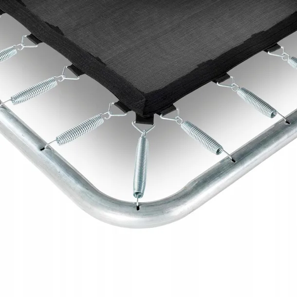 trampolina-exit-silhouette-z-siatka-bohater-brak