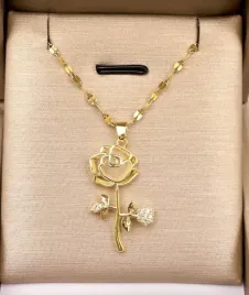 elegancki-naszyjnik-lancuszek-z-roza-zlota-roza-diamentowa-prezent