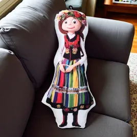 maskotka-dekoracyjna-dziewczynka-w-stroju-lowickim