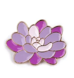 broszka-emaliowana-fioletowy-kwiat-w-odcieniach-lawendy