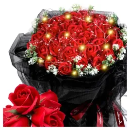 bukiet-czerwonych-roz-z-platkow-mydlanych-z-led-czarny-tiulem-na-prezent