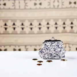 mala-portmonetka-tekstylna-w-niebieskie-kwiaty-romantyczna-bilonowka-z-me