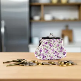 mala-portmonetka-tekstylna-w-fioletowe-kwiaty-romantyczna-bilonowka-z-met