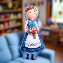 maskotka-dekoracyjna-dziewczynka-w-kaszubskim-stroju-ludowym