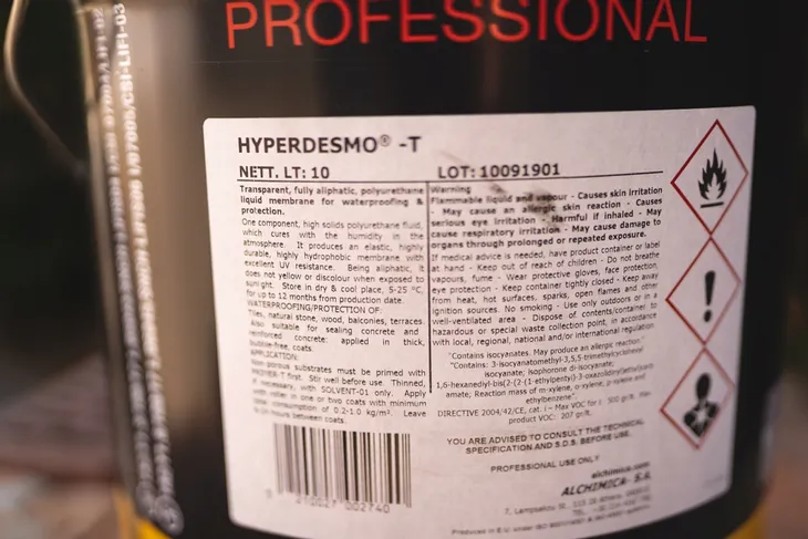 hydroizolacja-hyperdesmo-t-przezroczysta-10l-waga-z-opakowaniem-10-kg
