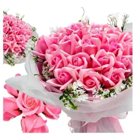 bukiet-roz-z-platkow-mydlanych-z-led-rozowy-z-ozdobnym-tiulem-na-prezent