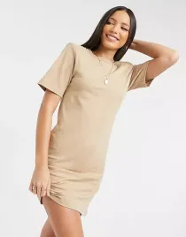 asos-t-shirtowa-sukienka-z-poduszkami-na-ramionach