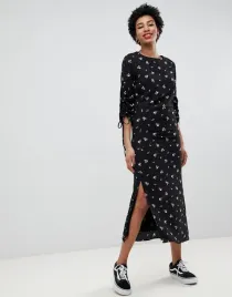 glamorous-maxi-sukienka-w-kwiatki-z-rozcieciem