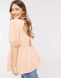 asos-bluzka-z-wycieciem-na-plecach-z-falbanka