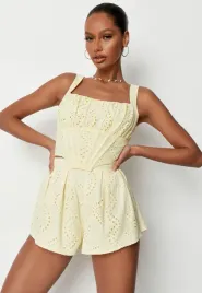 missguided-krotkie-spodenki-z-haftem-cl113153