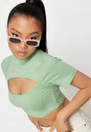 missguided-krotki-top-z-wycieciem-tjf27204