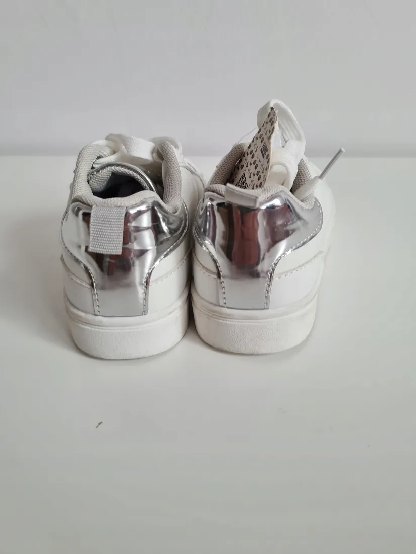 adidasy-biale-fabric