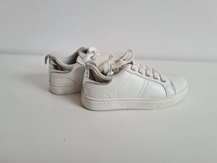 adidasy-biale-fabric-plec-dziewczynki