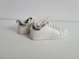 adidasy-biale-fabric-plec-dziewczynki