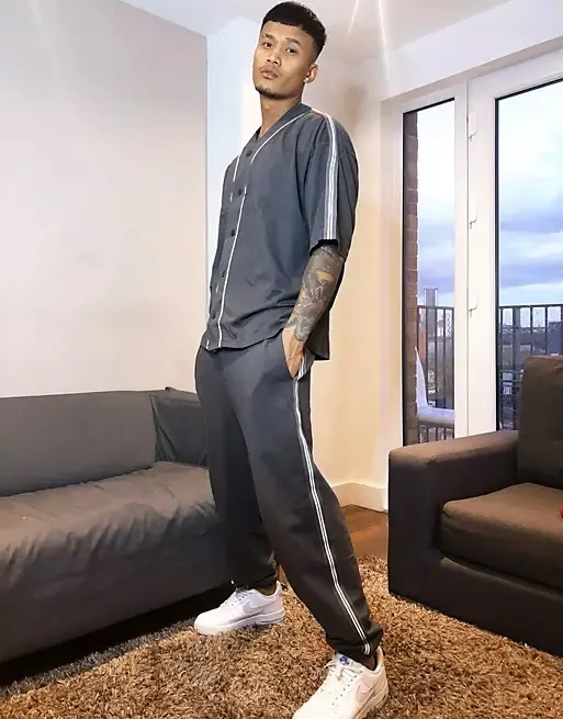 asos-joggery-oversize-z-lampasami