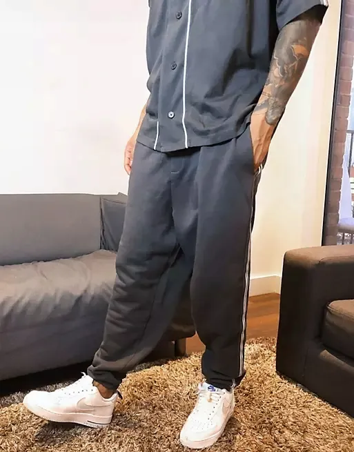asos-joggery-oversize-z-lampasami