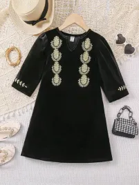 shein-czarna-welurowa-sukienka-z-bezowym-haftem-7y-46688