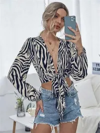 shein-krotka-wiazana-bluzka-z-dlugim-rekawem-zebra-s-60400